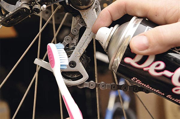 Cómo limpiar y lubricar correctamente la transmisión de la bicicleta